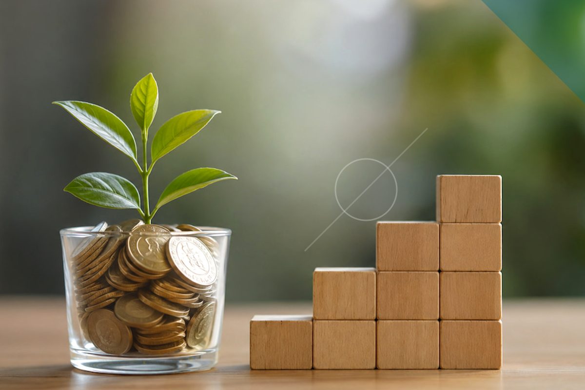Pessoa segurando um ícone de casa cercado por símbolos de sustentabilidade, representando práticas ambientais e o conceito de investindo no mercado de carbono no Brasil.