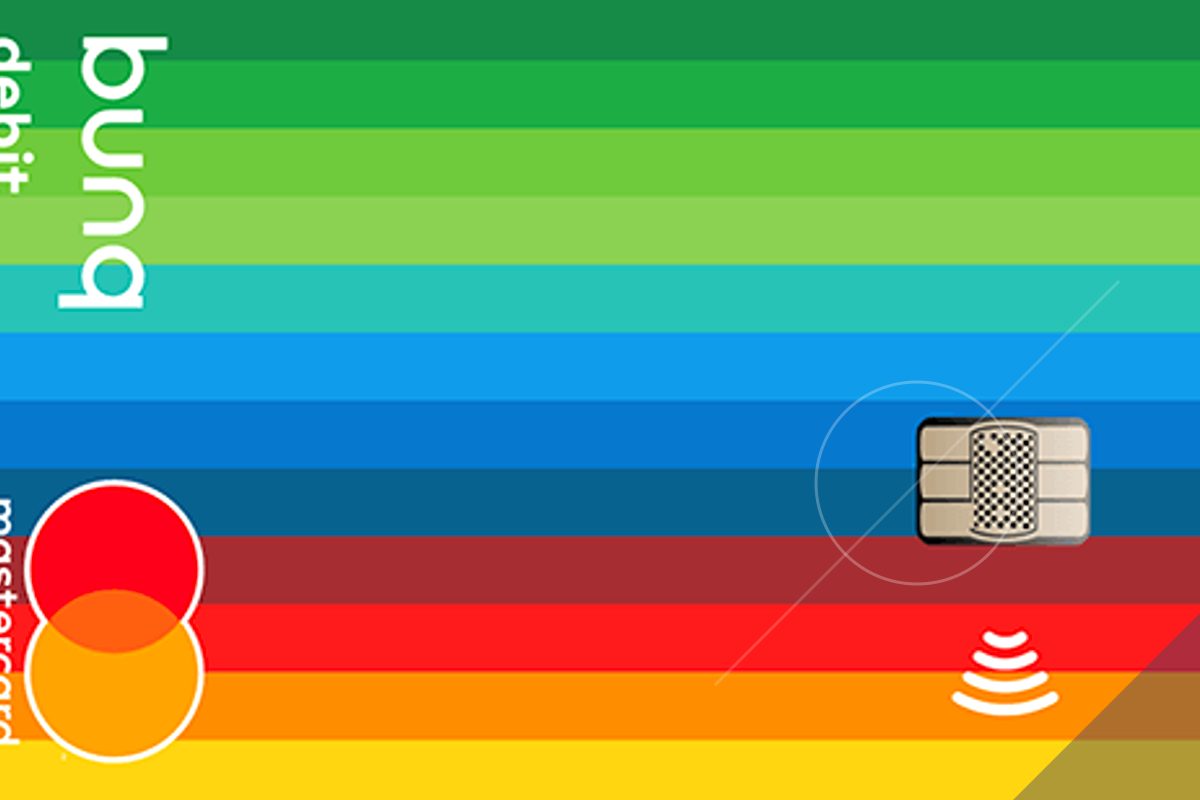 Pessoa utilizando aplicativo bancário no smartphone para gerenciar cartões digitais, representando segurança, praticidade e controle financeiro em ambiente moderno e tecnológico.