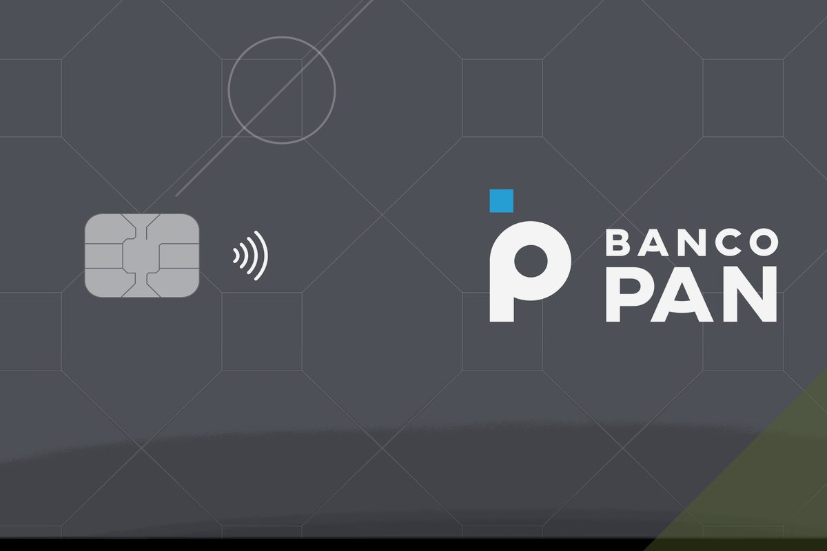 Mão segurando três cartões de crédito — Gold, Platinum e Black — representando o processo de escolher entre cartões Gold, Platinum e Black e comparar seus benefícios e diferenças.