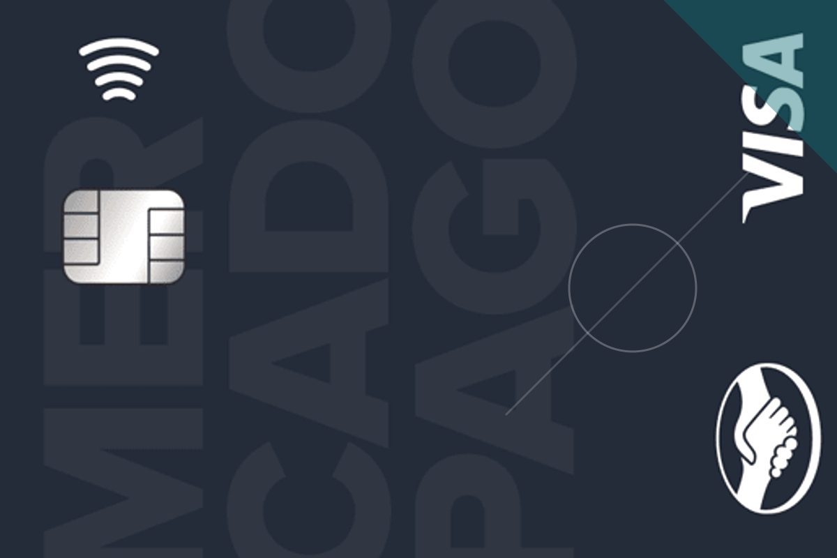Cliente realizando pagamento em supermercado com cartões de crédito com cashback turbinado