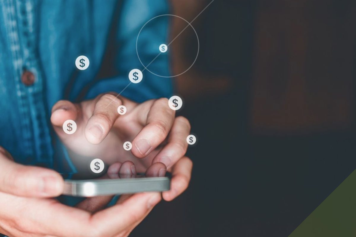Miniatura de casa ao lado de moedas digitais douradas representando imóveis e blockchain, simbolizando as tendências em tokenização de ativos no Brasil.