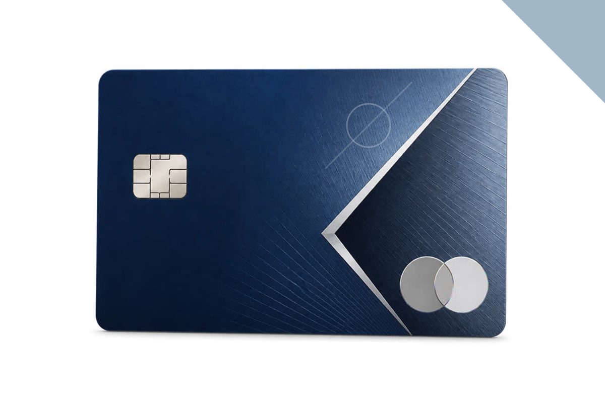 Pessoa segurando um cartão azul representando cartões com cashback em serviços essenciais, com elementos de farmácia, energia e combustível ao fundo.