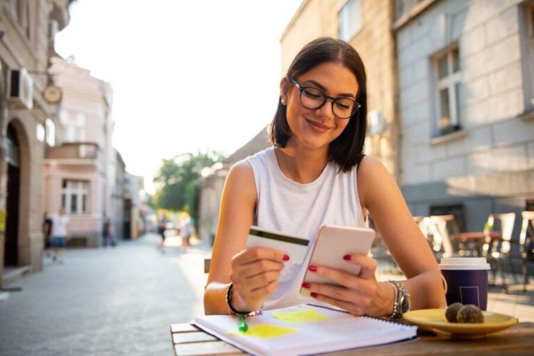 How to effectively manage credit card debt in North America
